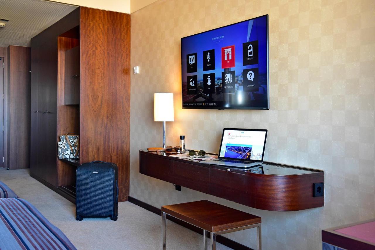 Porto Palacio Hotel By The Editory Εξωτερικό φωτογραφία A hotel room with a TV and a laptop