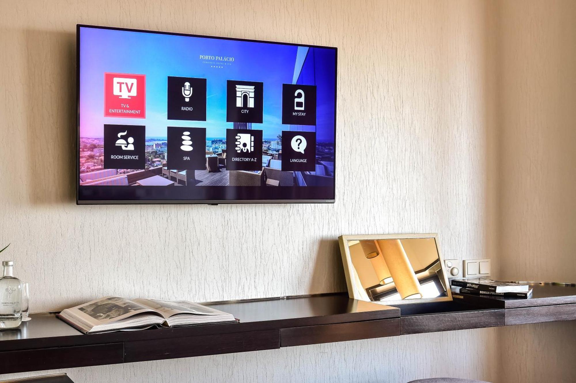 Porto Palacio Hotel By The Editory Δωμάτιο φωτογραφία A television with a smart TV interface